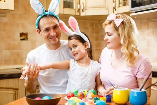 Feliz Familia Pintura Huevos Pascua Casa —  Fotos de Stock