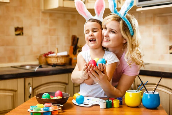 幸せな母と娘のイースターの卵をペイント — ストック写真