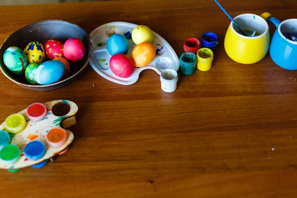 Ahşap Masa Üzerinde Boyalı Paskalya Yumurtaları Guaj — Stok fotoğraf