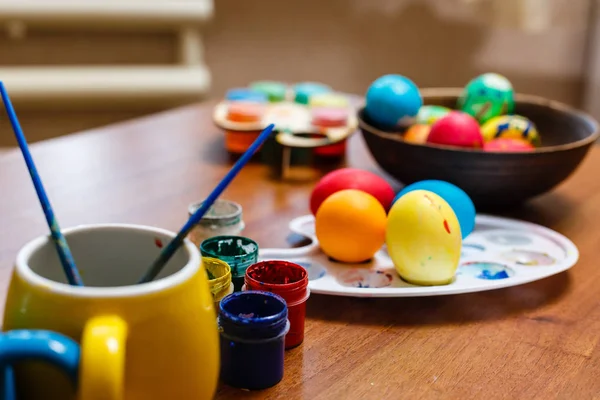 画复活节彩蛋和木桌上的葫芦 — 图库照片