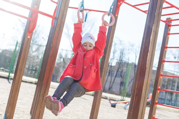 Actief Klein Meisje Rode Vacht Plezier Speelplaats — Stockfoto