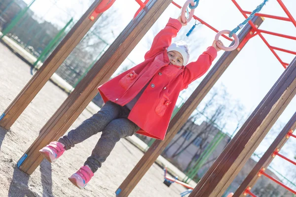 Actief Klein Meisje Rode Vacht Plezier Speelplaats — Stockfoto