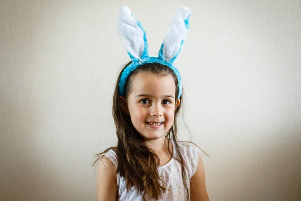 小女孩与蓝兔耳朵在光背景 — 图库照片