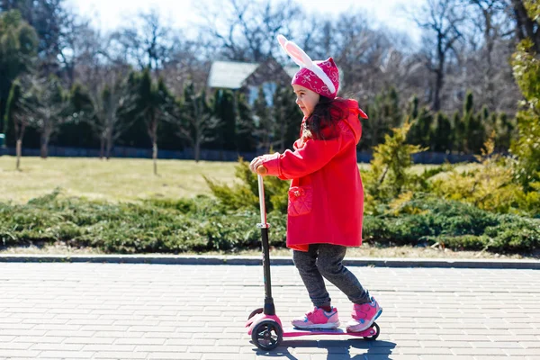 Klein Meisje Met Rode Hoed Paardrijden Scooter Speelplaats — Stockfoto