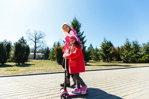 Klein Meisje Paardrijden Scooter Moeder Lopen Naast Park — Stockfoto