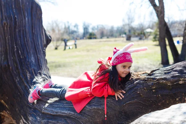 Lány Piros Kabátban Egy Sállal Parkban — Stock Fotó
