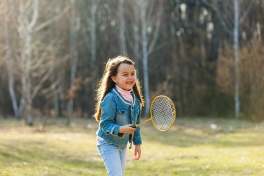 Küçük kız badminton parkta oynamaya