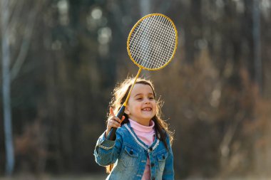 Küçük kız badminton parkta oynamaya