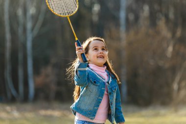 Küçük kız badminton parkta oynamaya