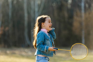 Küçük kız badminton parkta oynamaya