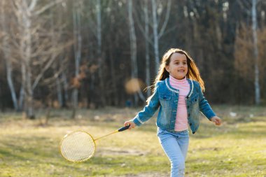 Küçük kız badminton parkta oynamaya
