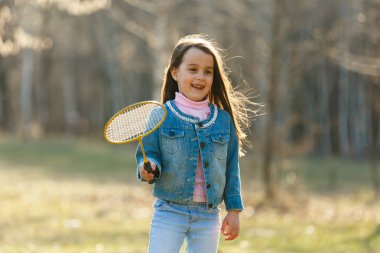 Küçük kız badminton parkta oynamaya