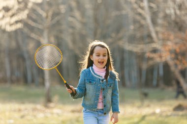 Küçük kız badminton parkta oynamaya