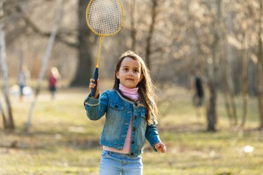 Küçük kız badminton parkta oynamaya