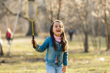Küçük kız badminton parkta oynamaya