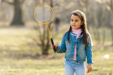 Küçük kız badminton parkta oynamaya