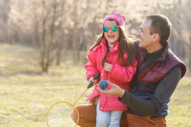 Baba badminton oynamak için kızı öğretim