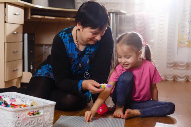 Mutlu anne kızıyla oynuyor. 