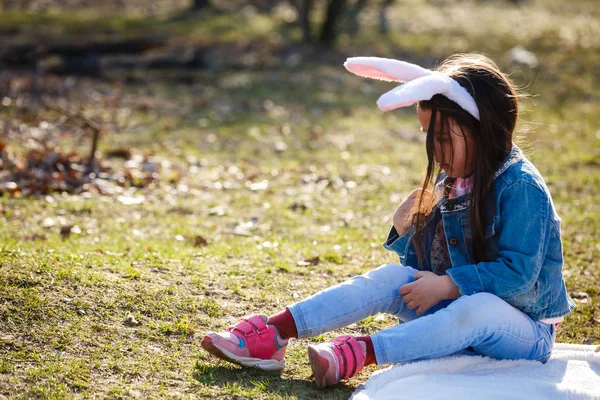 Χαριτωμένο Κοριτσάκι Παίζει Στο Πάρκο Κάθεται Στο Γρασίδι — Φωτογραφία Αρχείου