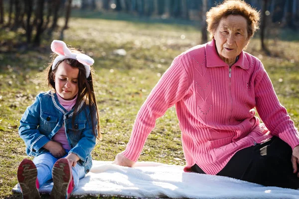 公園の孫娘と一緒に過ごす幸せな祖母 — ストック写真