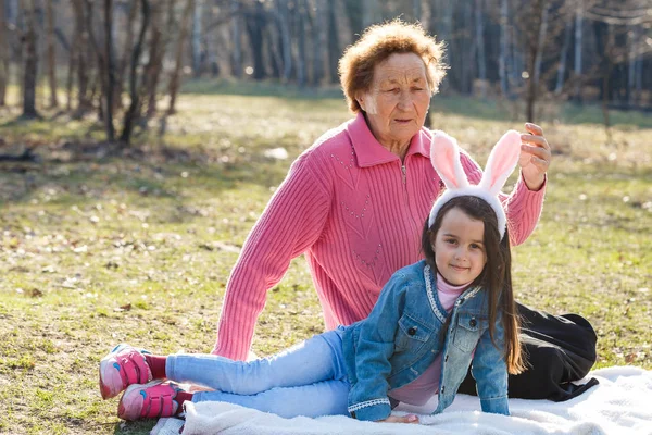 Bonne Grand Mère Passer Temps Avec Petite Fille Dans Parc — Photo