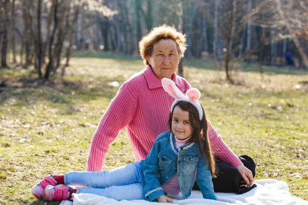 Feliz Abuela Pasando Tiempo Con Nieta Parque —  Fotos de Stock