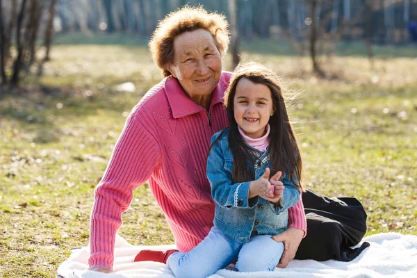 公園の孫娘と一緒に過ごす幸せな祖母 — ストック写真