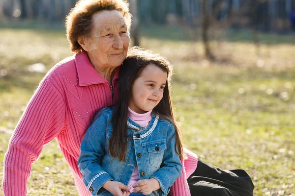 公園の孫娘と一緒に過ごす幸せな祖母 — ストック写真