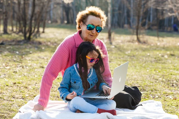 Menina Com Avó Usando Laptop Parque Primavera — Fotografia de Stock