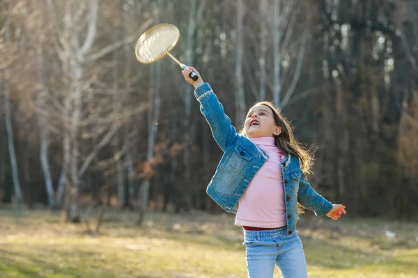 Kleines Mädchen Spielt Badminton Park — Stockfoto