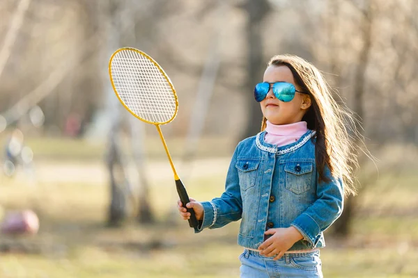 Menina Jogar Badminton Prado Primavera — Fotografia de Stock