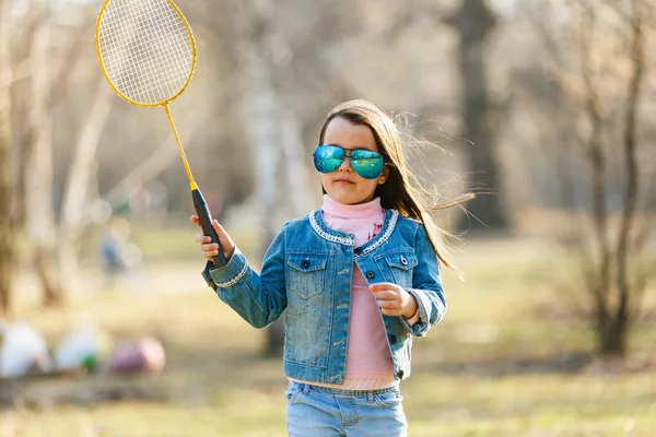 春天草地上打羽毛球的小女孩 — 图库照片