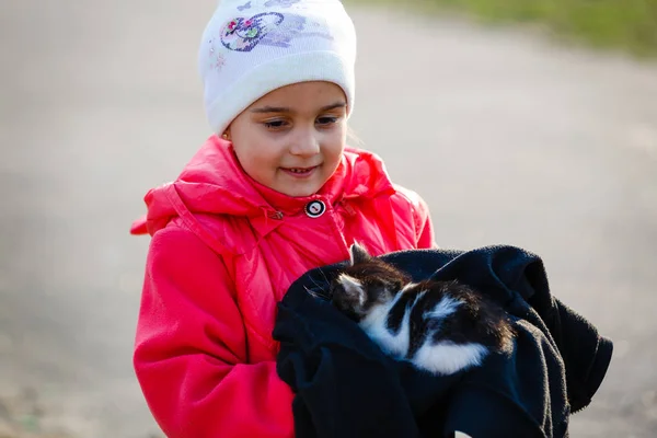 Menina Segurando Pequeno Gatinho Envolto Pano Preto — Fotografia de Stock