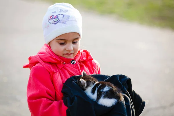 Menina Segurando Pequeno Gatinho Envolto Pano Preto — Fotografia de Stock