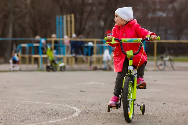 Mała Dziewczynka Jeździ Rowerem Zielonym Parku — Zdjęcie stockowe