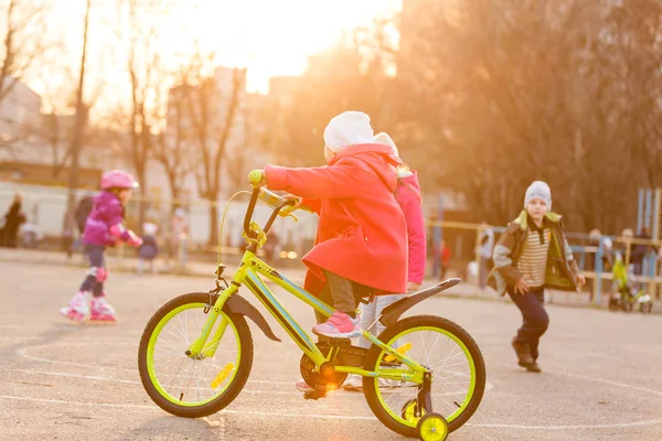 Kinderen Vermaken Zich Het Park — Stockfoto