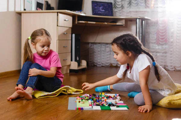 Twee Kleine Meisjes Spelen Met Erector Set Thuis — Stockfoto