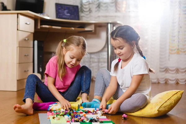 Dos Niñas Jugando Con Conjunto Erector Casa — Foto de Stock