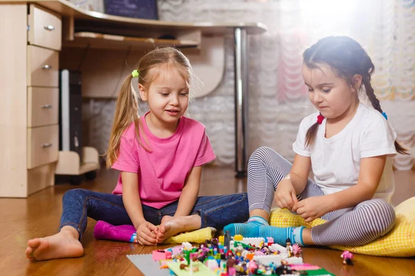 Duas Meninas Brincando Com Erector Definido Casa — Fotografia de Stock