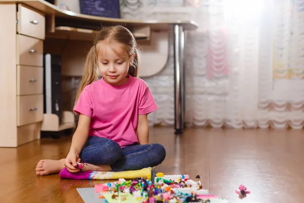 Menina Está Brincando Com Brinquedos Chão — Fotografia de Stock