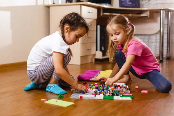 Dos Niñas Jugando Con Conjunto Erector Casa — Foto de Stock