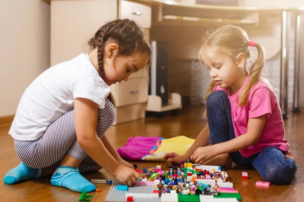 Duas Meninas Brincando Com Erector Definido Casa — Fotografia de Stock