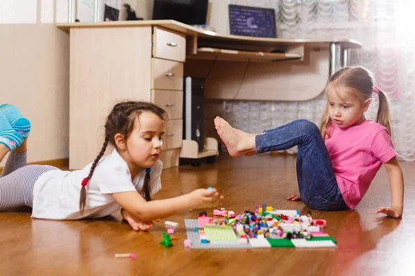 Dos Niñas Jugando Con Conjunto Erector Casa — Foto de Stock