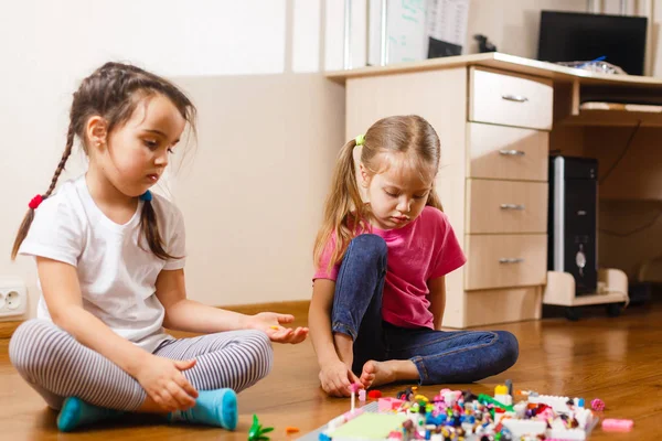 Dos Niñas Jugando Con Conjunto Erector Casa — Foto de Stock