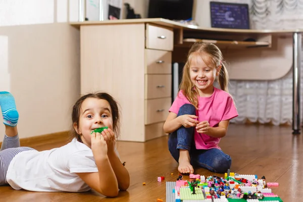 Duas Meninas Brincando Com Erector Definido Casa — Fotografia de Stock