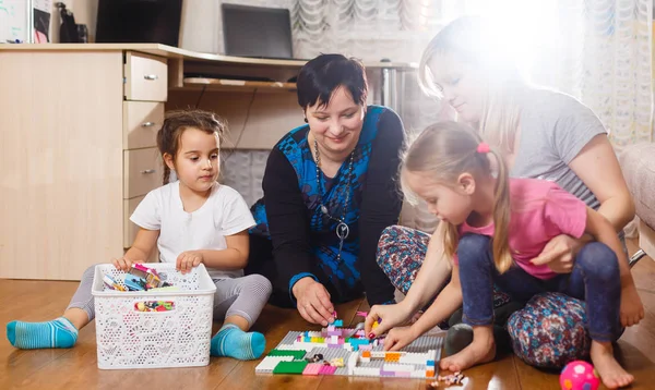 Due Madri Con Figlie Che Giocano Con Erettore Impostato Casa — Foto Stock