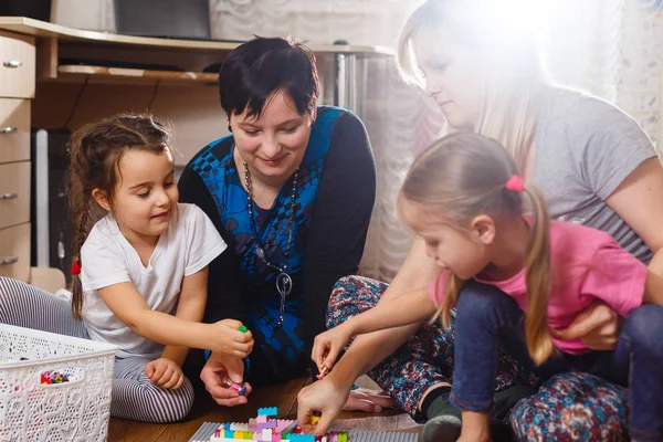 Dwie Matki Córkami Bawiące Się Erektorem Ustawiowym Domu — Zdjęcie stockowe