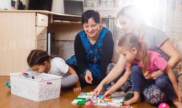 Dos Madres Con Hijas Jugando Con Erector Casa — Foto de Stock