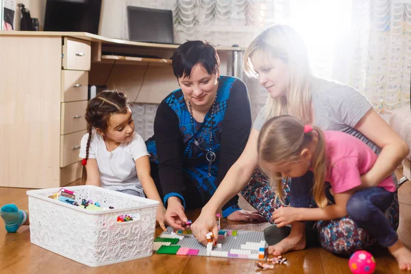 Dos Madres Con Hijas Jugando Con Erector Casa — Foto de Stock