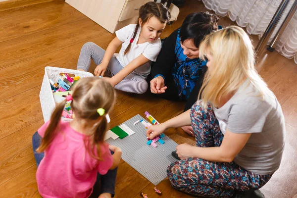 Två Mammor Med Döttrar Leker Med Erector Satt Hemma — Stockfoto